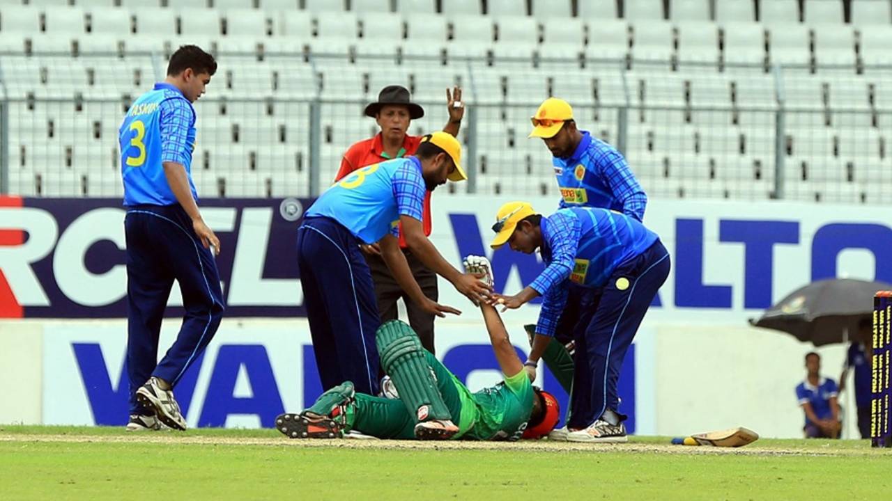 Suhrawadi Shuvo is attended to after being struck by a bouncer, Victoria Sporting Club v Abahani Limited, DPL 2016, Mirpur, June 18, 2016