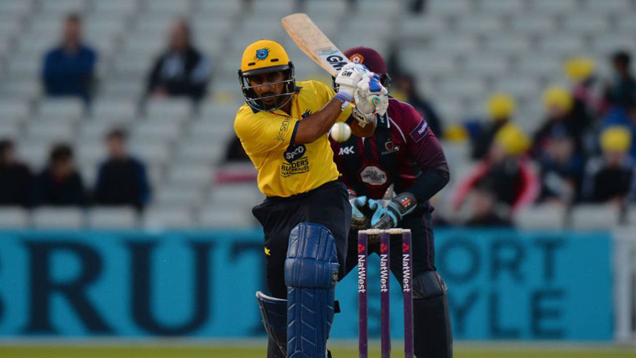 Ateeq Javid kept Warwickshire afloat with a late 34 from 27, Warwickshire v Northants, NatWest T20 Blast, Edgbaston, July 1, 2016