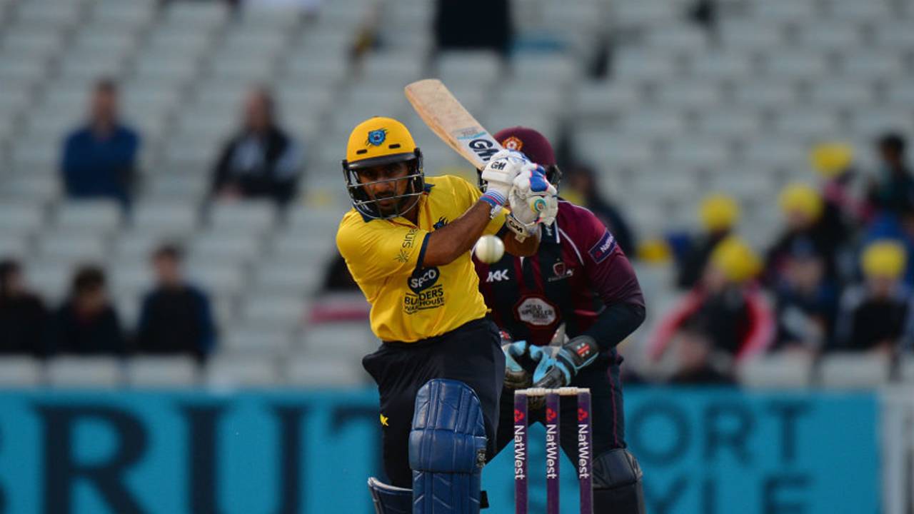 Ateeq Javid kept Warwickshire afloat with a late 34 from 27