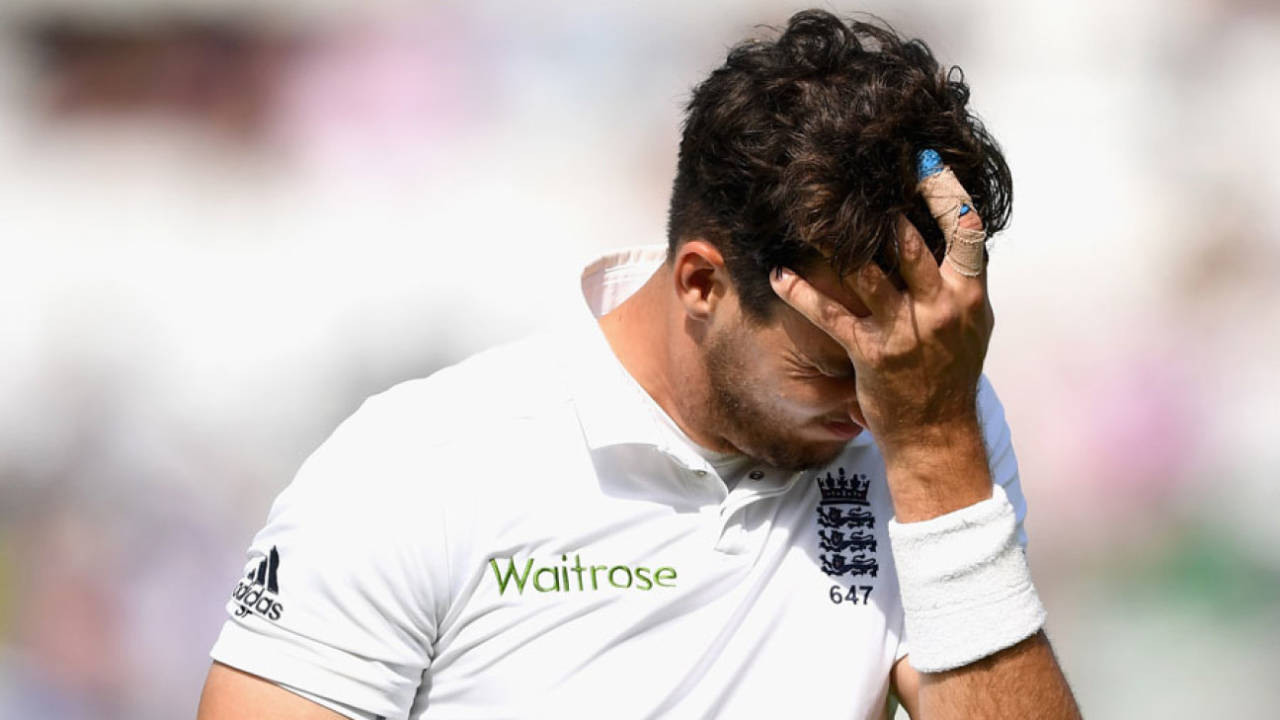 Steven Finn leaves the field with a hamstring strain, England v Pakistan, 4th Test, The Oval, 4th day, August 14, 2016