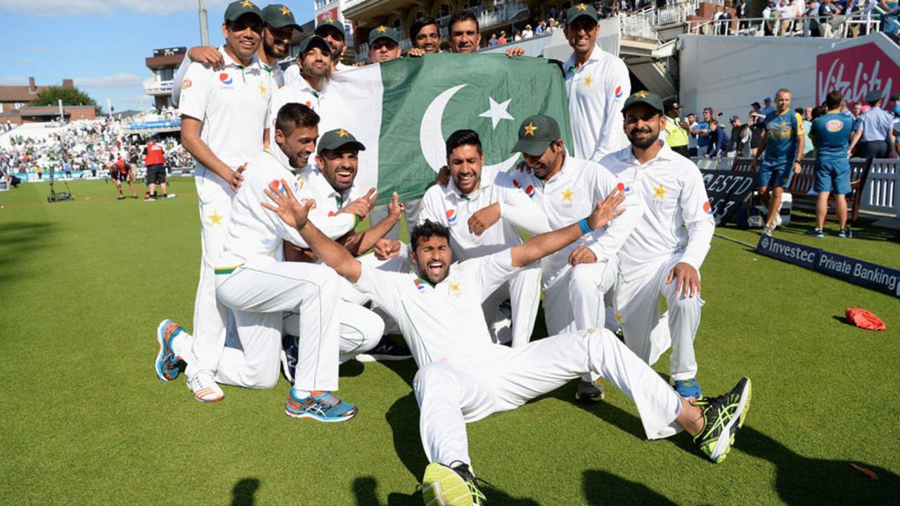The Pakistan players celebrated victory, England v Pakistan, 4th Test, The Oval, 4th day, August 14, 2016