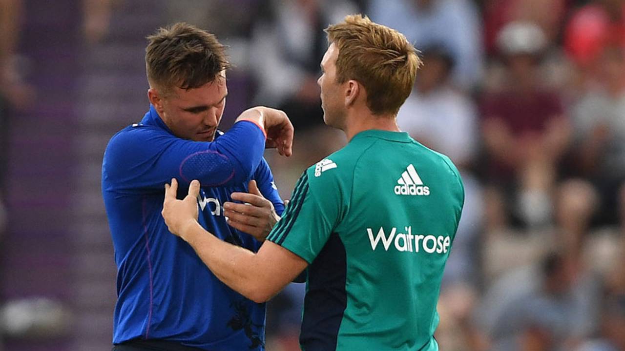 Jason Roy needed treatment after appearing to feel dizzy, England v Pakistan, 1st ODI, Ageas Bowl, August 24, 2016