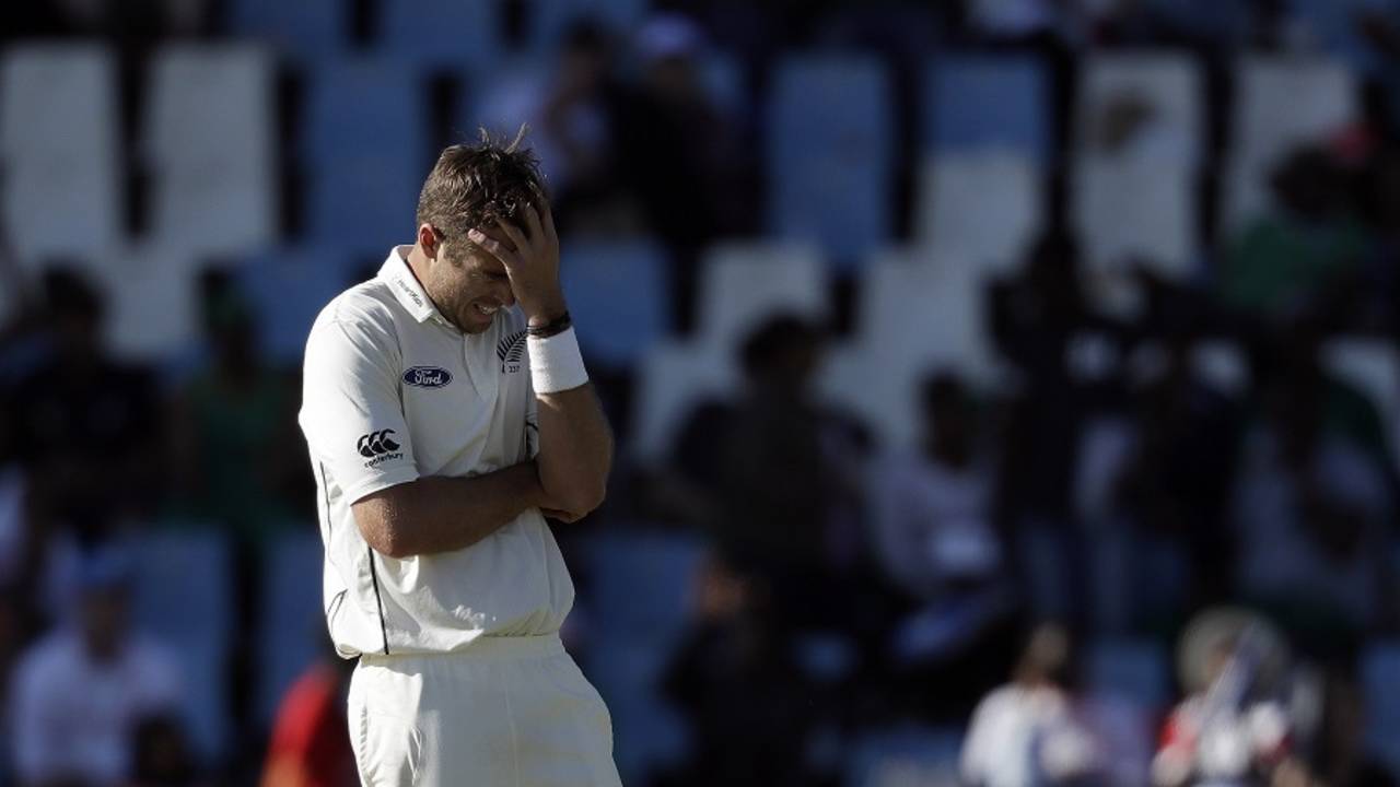 Tim Southee shows his frustration, South Africa v New Zealand, 2nd Test, Centurion, 1st day, August 27, 2016
