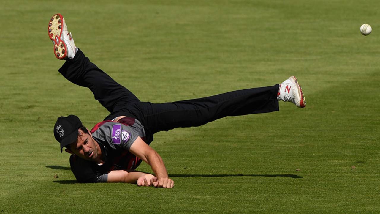 Tim Groenewald couldn't quite reach a catch in the outfield, Warwickshire v Somerset, Royal London Cup, Semi-final, Edgbaston, August 29, 2016