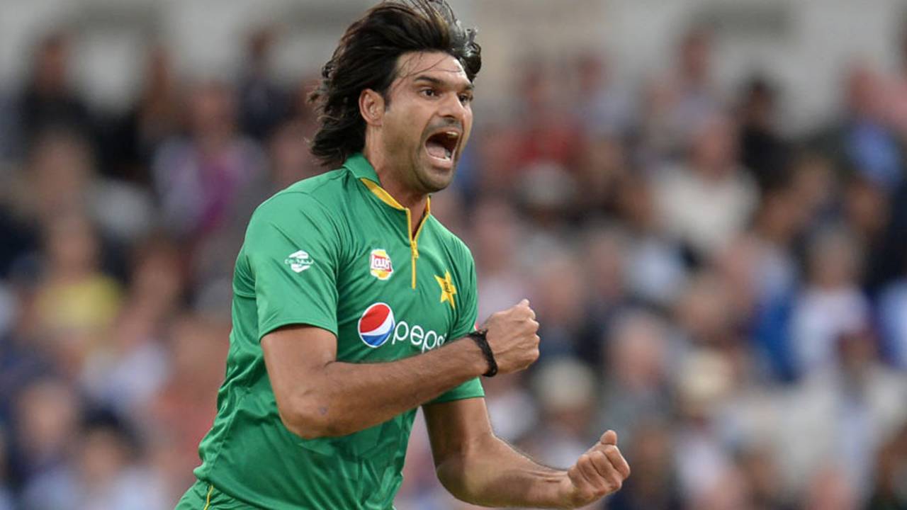 Mohammad Irfan bellows in celebration after picking up his second wicket&nbsp;&nbsp;&bull;&nbsp;&nbsp;AFP