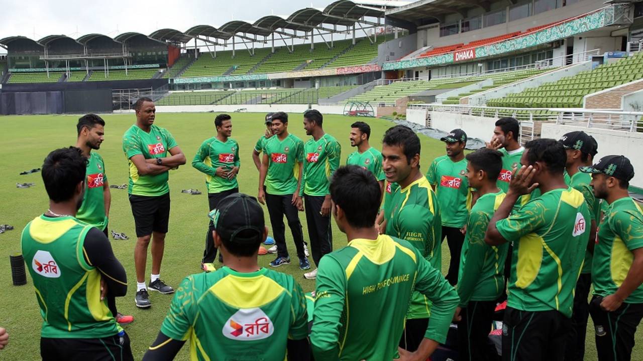 Courtney Walsh, the new Bangladesh bowling coach, meets the players, Dhaka, September 5, 2016