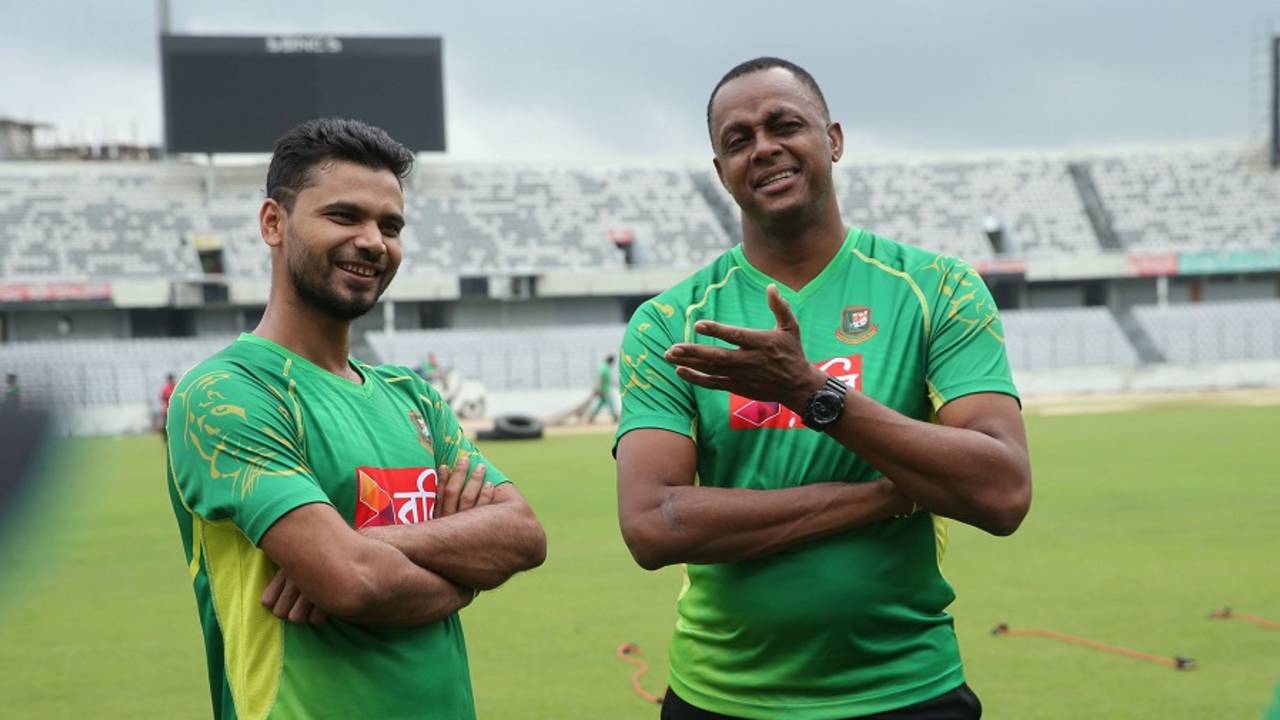 Mashrafe Mortaza, with his 'idol' Courtney Walsh, at a training session, Dhaka, September 5, 2016