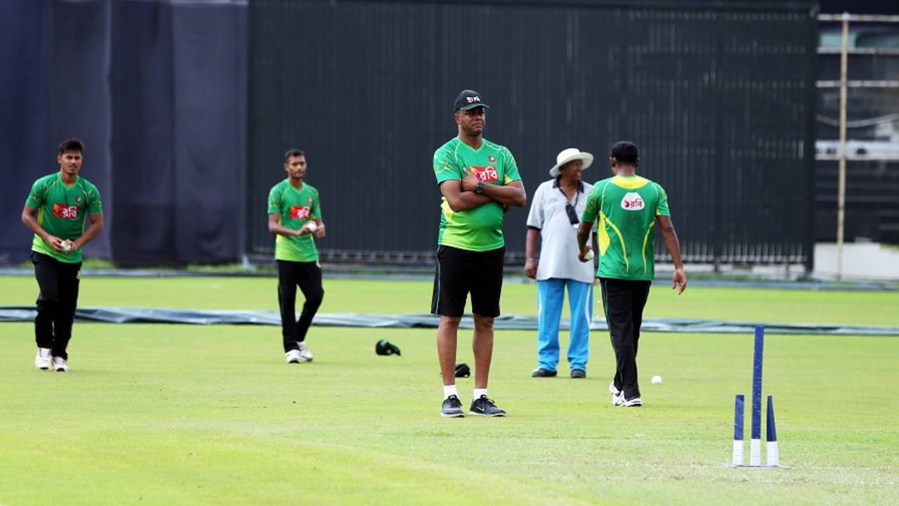 Courtney Walsh puts the Bangladesh bowlers through their paces, Dhaka, September 5, 2016