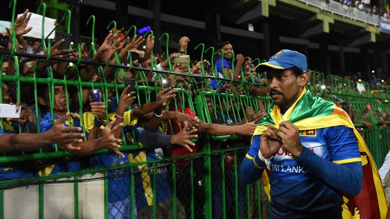 Tillakaratne Dilshan acknowledges his fans, Sri Lanka v Australia, 2nd T20I, Colombo, September 9, 2016