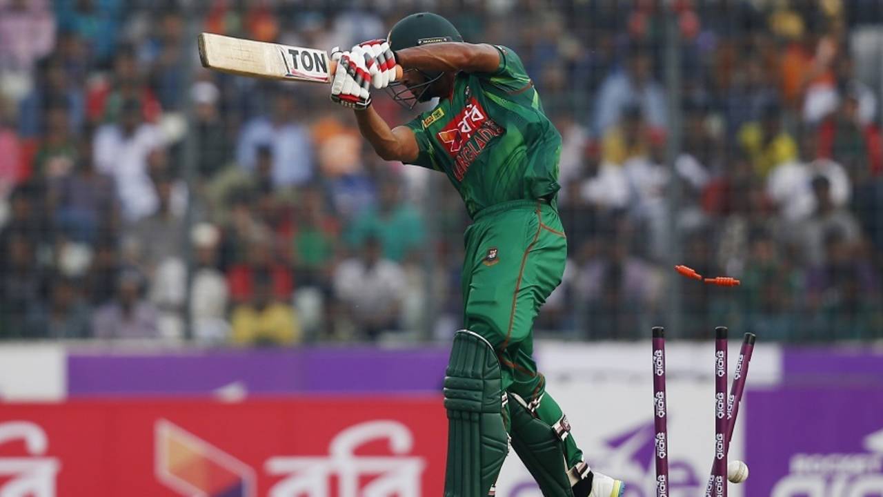 Mahmudullah is bowled by Naveen-ul-Haq, Bangladesh v Afghanistan, 2nd ODI, Mirpur, September 28, 2016