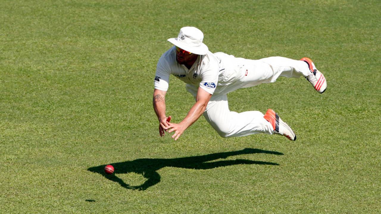 Doug Bracewell throws himself at the ball, India v New Zealand, 2nd Test, Kolkata, 1st day, September 30, 2016