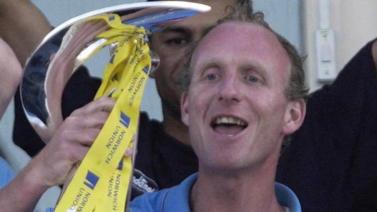 Kent captain Matthew Fleming lifts up the Norwich Union League trophy, Warwickshire v Kent, Norwich Union League Division One, Edgbaston, September 16, 2001