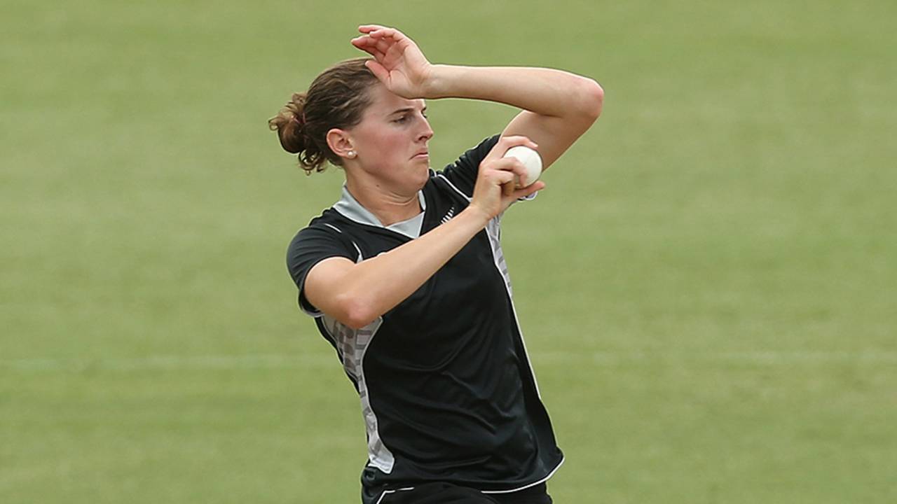 Amy Satterthwaite runs in to bowl, Australia v New Zealand, 4th ODI, Sydney, December 19 2012