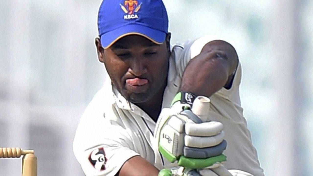CM Gautam defends off the front foot, Delhi v Karnataka, Ranji Trophy 2016-17, Group B, Kolkata, 2nd day, October 21, 2016