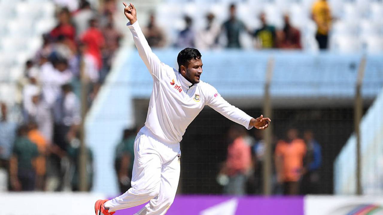 Shakib Al Hasan made early inroads in England's second innings, Bangladesh v England, 1st Test, Chittagong, 3rd day, October 22, 2016