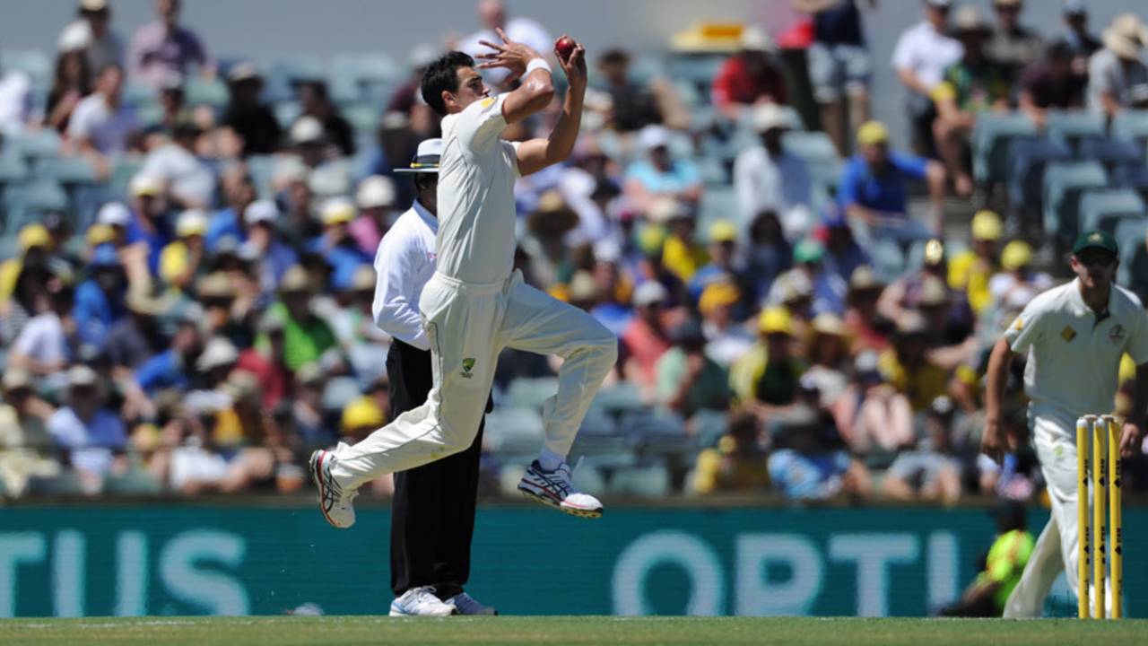 Mitchell Starc gets into his delivery stride, Australia v South Africa, 1st Test, Perth, 1st day, November 3, 2016