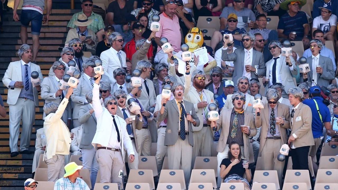 Fans pay tribute to Richie Benaud, Australia v South Africa, 1st Test, Perth, 2nd day, November 4, 2016