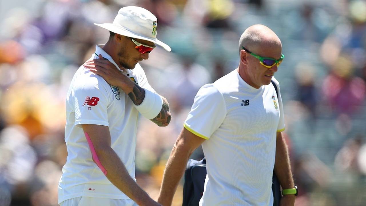 Dale Steyn clutches his right shoulder while walking off the field&nbsp;&nbsp;&bull;&nbsp;&nbsp;Getty Images