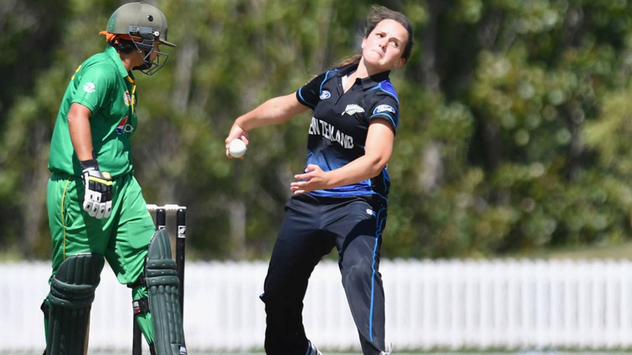Amelia Kerr bowls during her ODI debut, New Zealand Women v Pakistan Women, 1st ODI, Lincoln, Nov 9, 2016