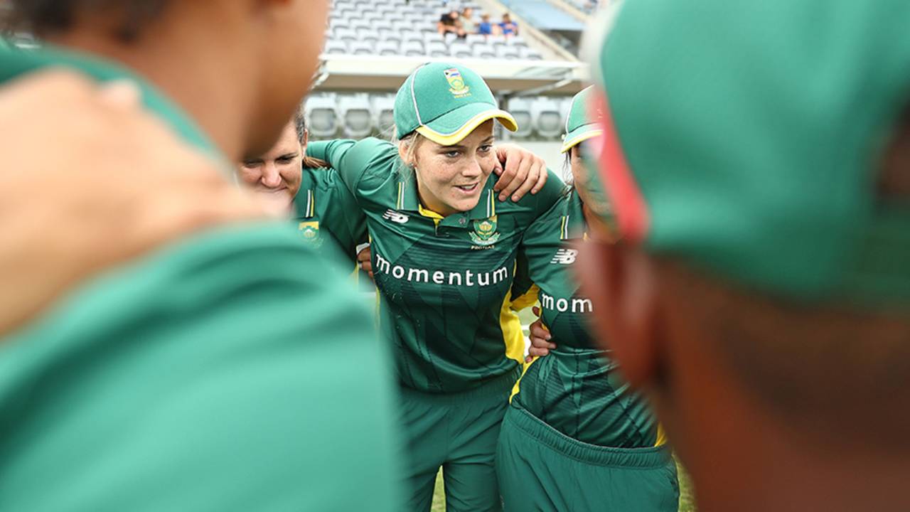 Dane van Niekerk gets into a huddle with her side before the match, Australia v South Africa, 1st women's ODI, Canberra, November 18, 2016
