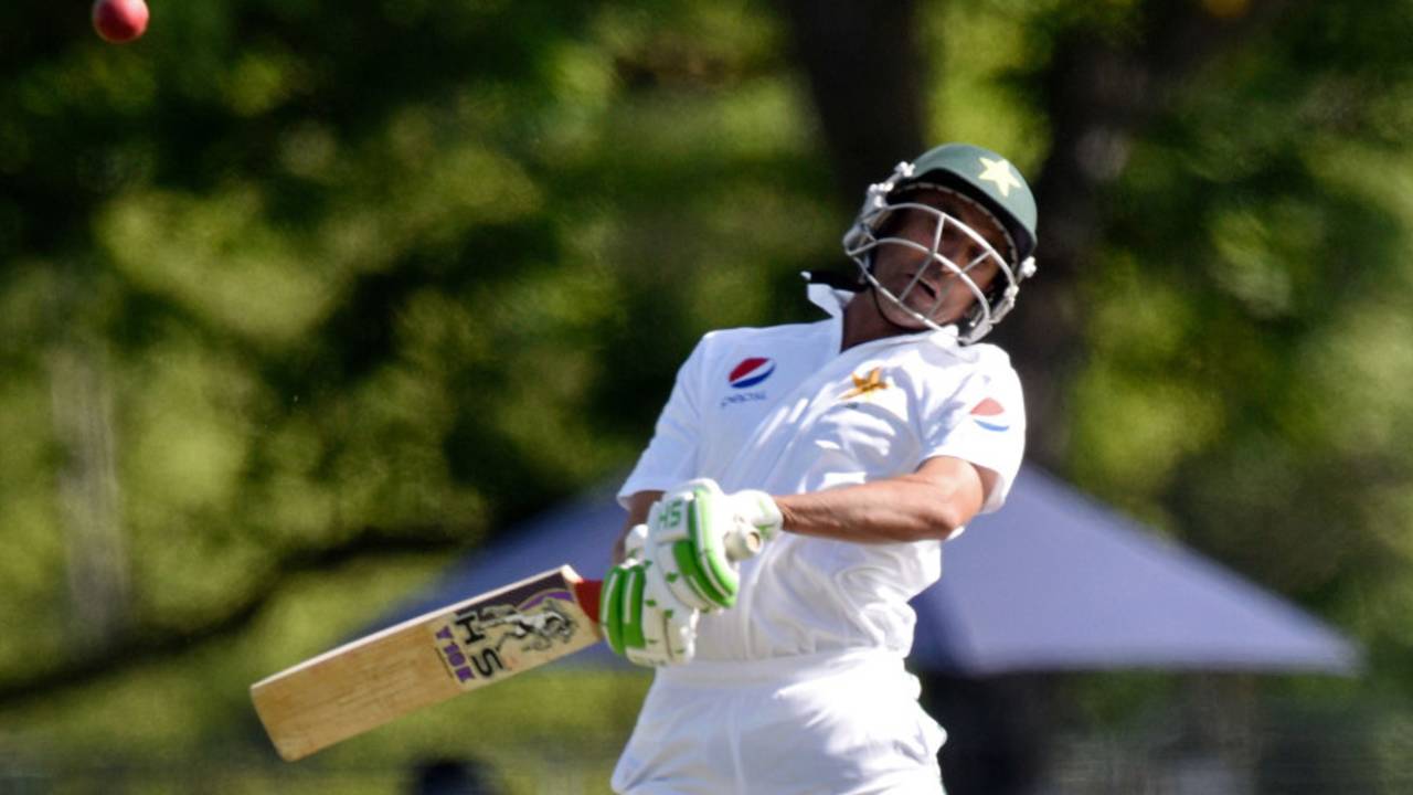 Younis Khan jumps out of the way of a bouncer, New Zealand v Pakistan, 1st Test, Christchurch, 3rd day, November 19, 2016