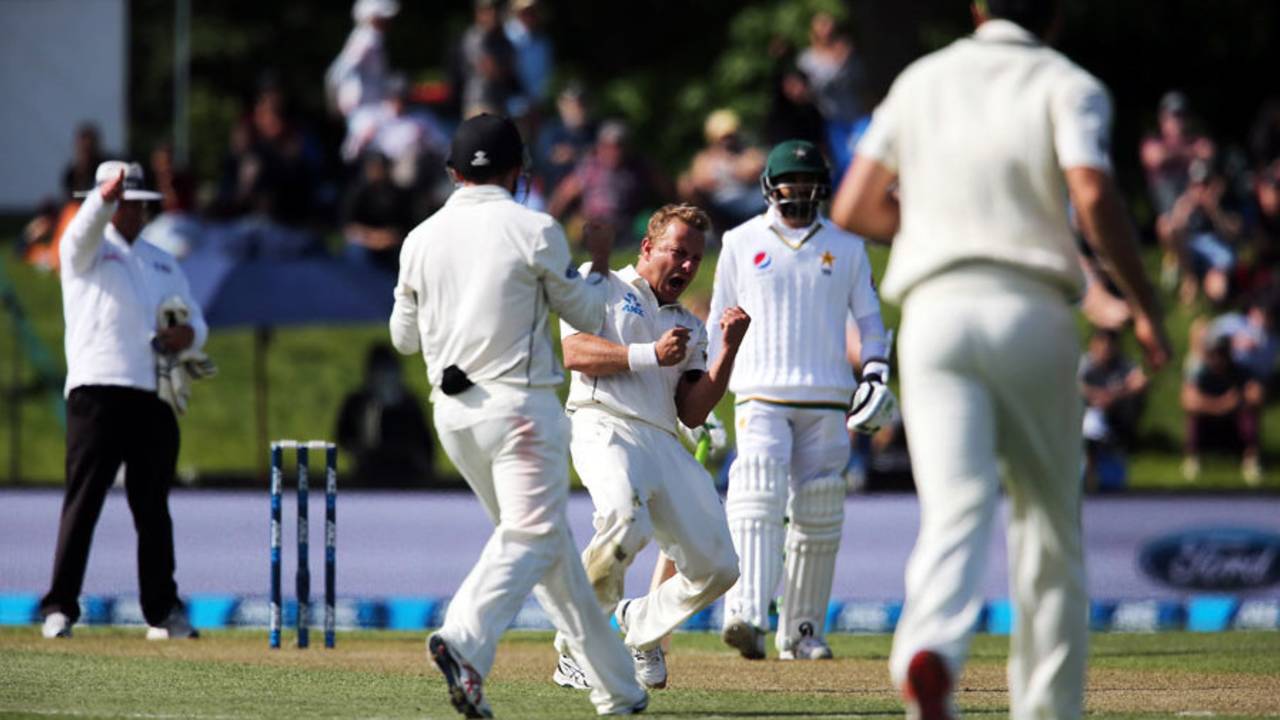 Neil Wagner is pumped up after having Younis Khan caught behind, New Zealand v Pakistan, 1st Test, Christchurch, 3rd day, November 19, 2016