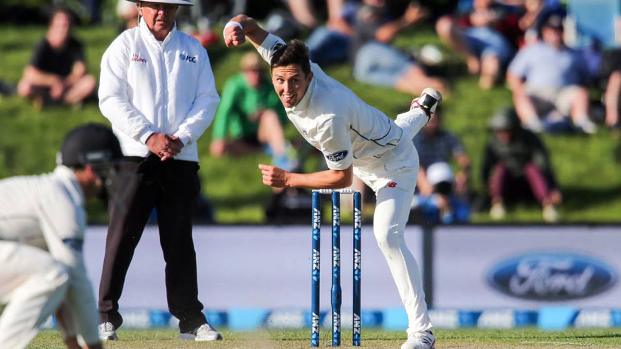 Trent Boult has a bowl, New Zealand v Pakistan, 1st Test, Christchurch, 3rd day, November 19, 2016