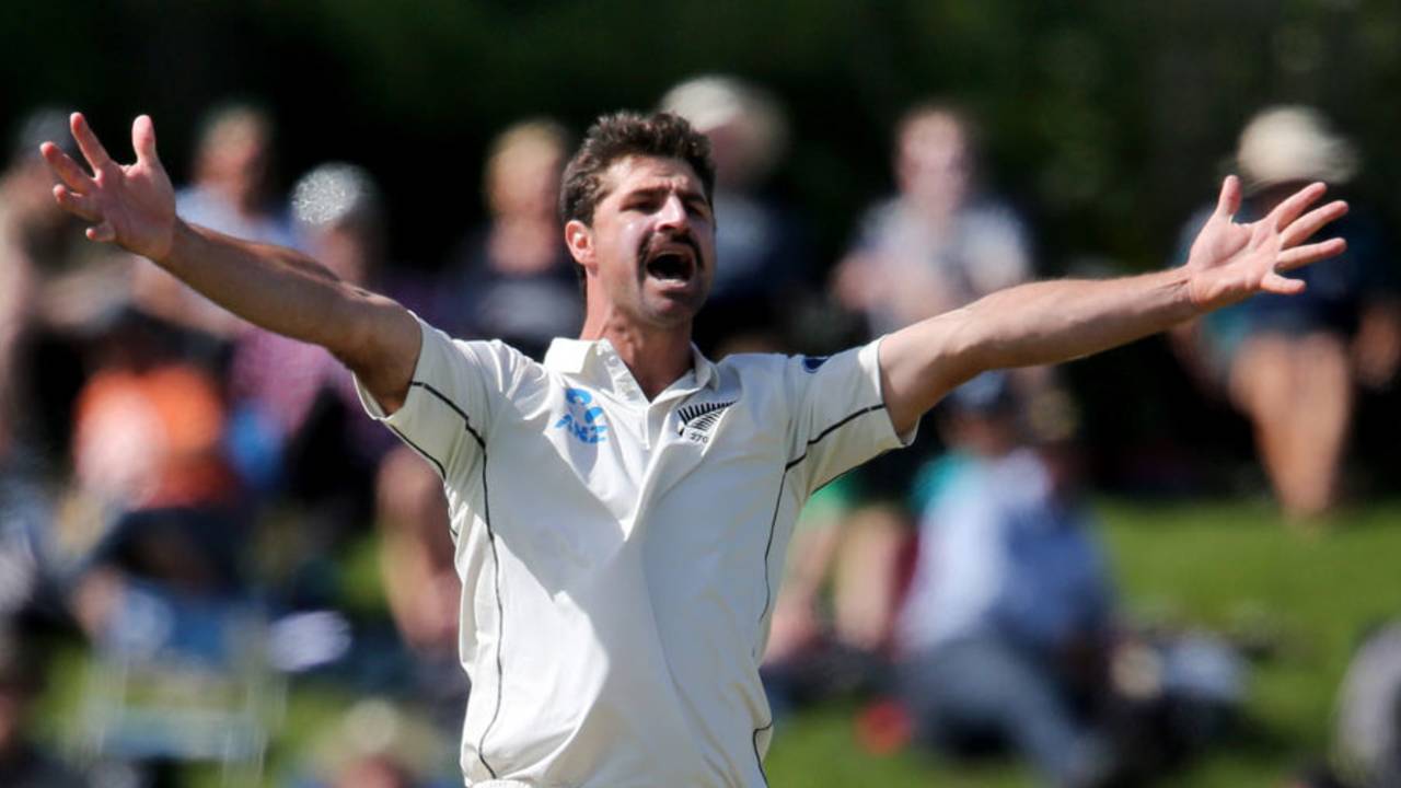 Colin de Grandhomme puts a query before the umpire, New Zealand v Pakistan, 1st Test, Christchurch, 3rd day, November 19, 2016