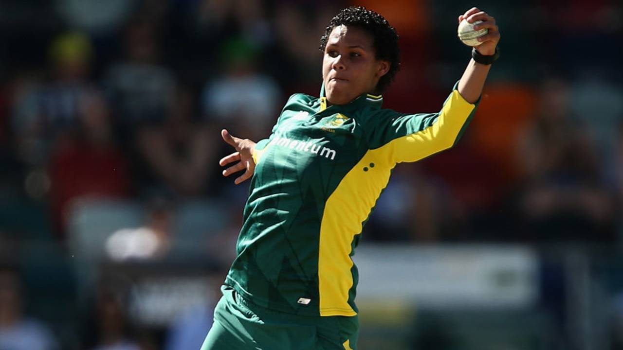 Moseline Daniels stretches to field the ball, Australia v South Africa,  2nd women's ODI, Canberra, November 20, 2016