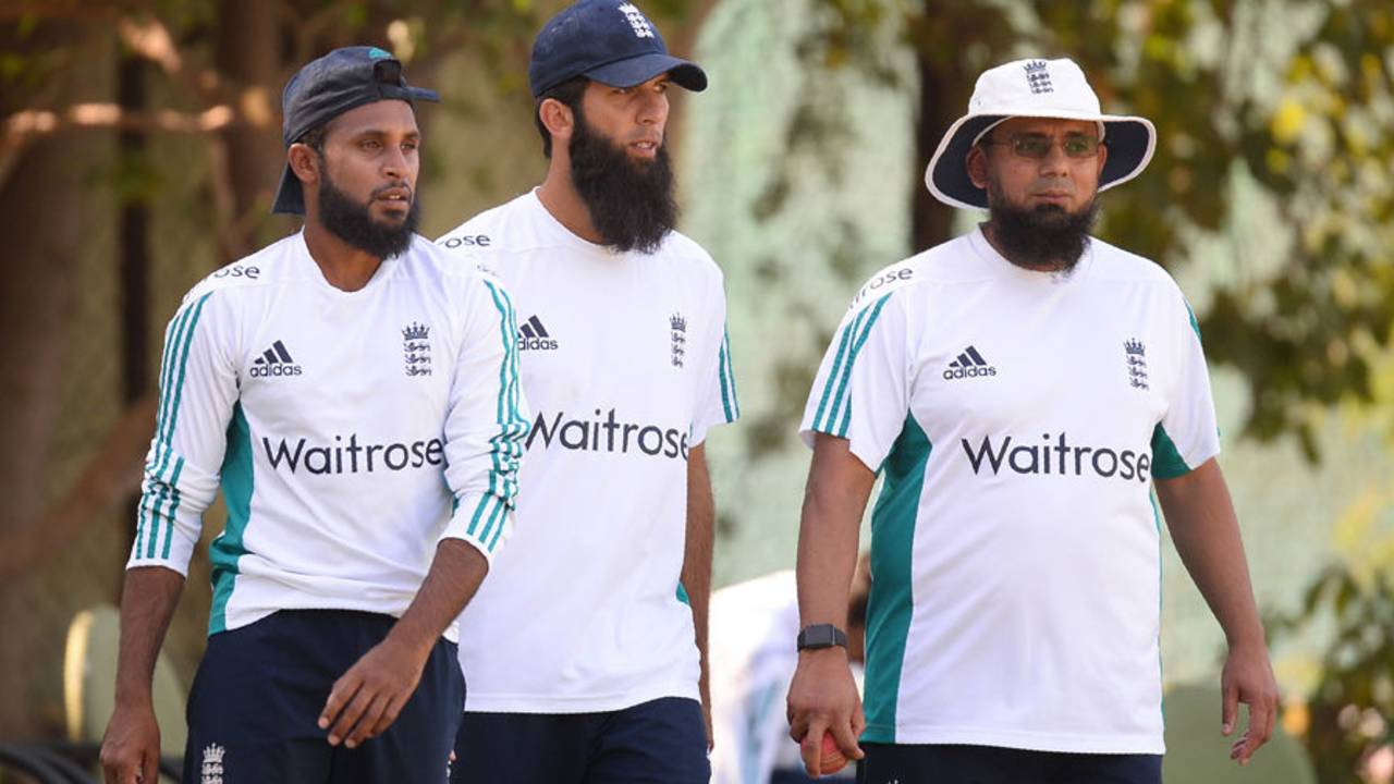 Saqlain Mushtaq (right), who worked with England's spinners during the first three Tests of their India tour, has spoken out on the importance of full-time spin coaches&nbsp;&nbsp;&bull;&nbsp;&nbsp;AFP