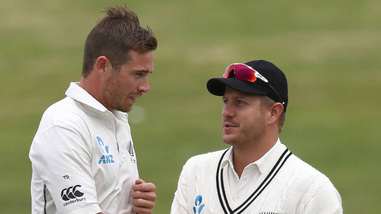 Tim Southee shakes hands with Neil Wagner, New Zealand v Pakistan, 2nd Test, Hamilton, 3rd day, November 27, 2016