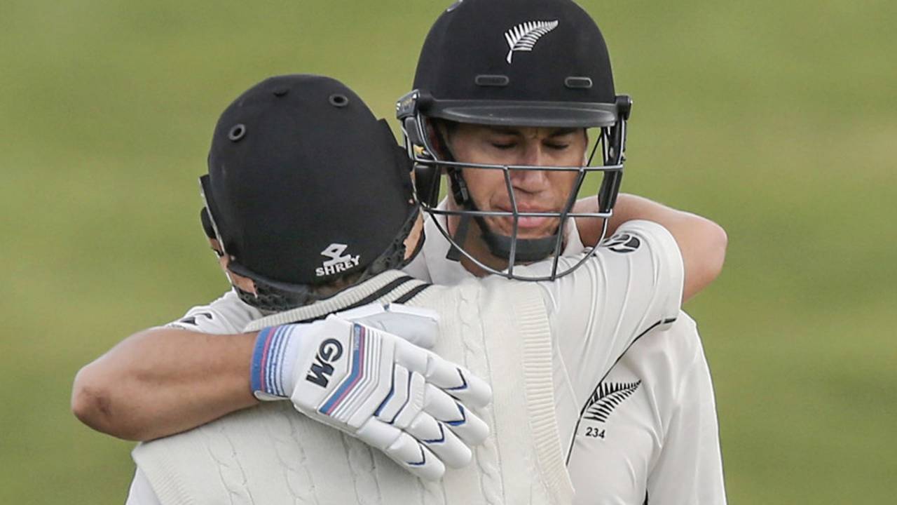 Ross Taylor hugs BJ Watling after bringing up his century, New Zealand v Pakistan, 2nd Test, Hamilton, 4th day, November 28, 2016