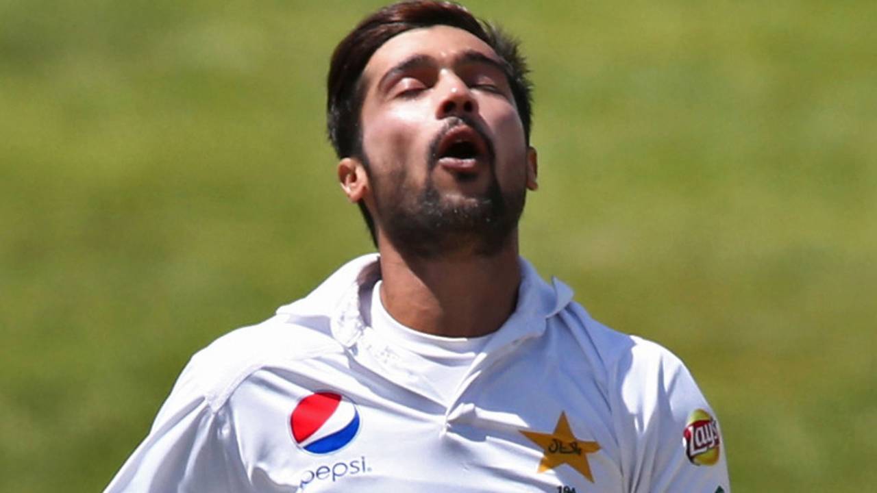 Mohammad Amir reacts to a close call, New Zealand v Pakistan, 2nd Test, Hamilton, 4th day, November 28, 2016