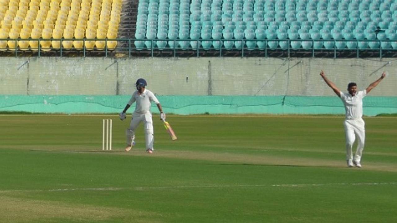 Babashafi Pathan appeals successfully to dismiss Naman Ojha,  Baroda v Madhya Pradesh, Ranji Trophy 2016-17, Dharamsala, 1st day. November 29. 2016