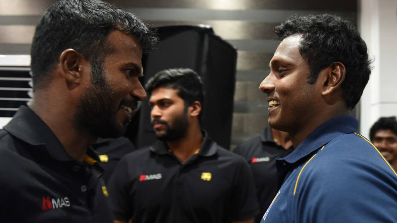 Angelo Mathews shares a moment with Upul Tharanga at a press conference, Colombo, 29 November, 2016