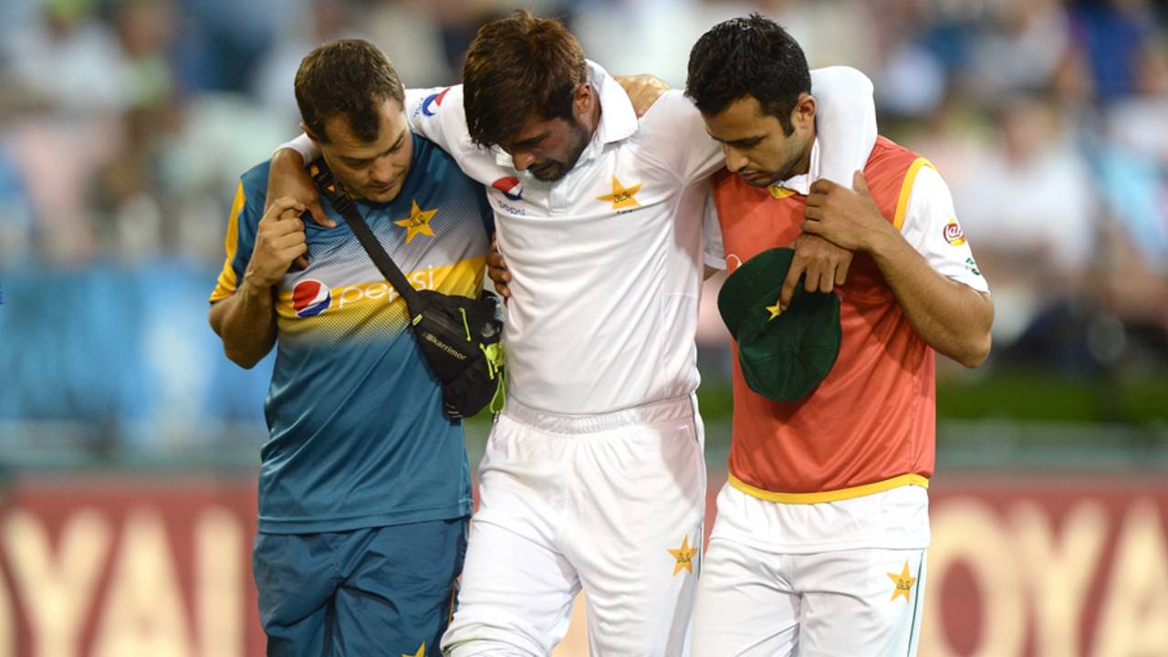 Mohammad Amir is taken off the field after injuring his knee&nbsp;&nbsp;&bull;&nbsp;&nbsp;Getty Images