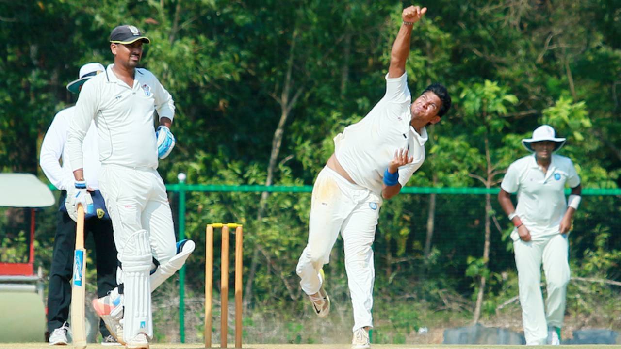 Sunny Gupta puts in some effort to bowl against Odisha, Jharkhand v Odisha, Ranji Trophy 2016-17, Group B, Thumba, 1st day, December 15, 2016