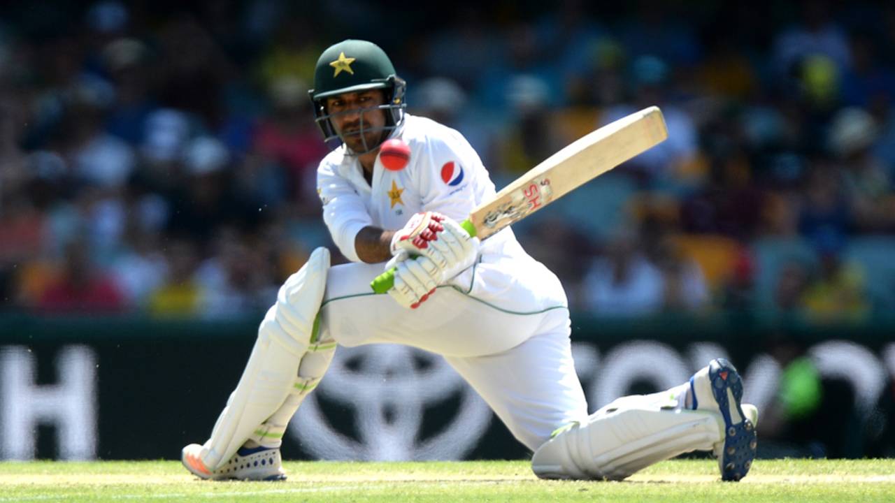 Sarfraz Ahmed plays a sweep, Australia v Pakistan, 1st Test, Brisbane, 3rd day, December 17, 2016