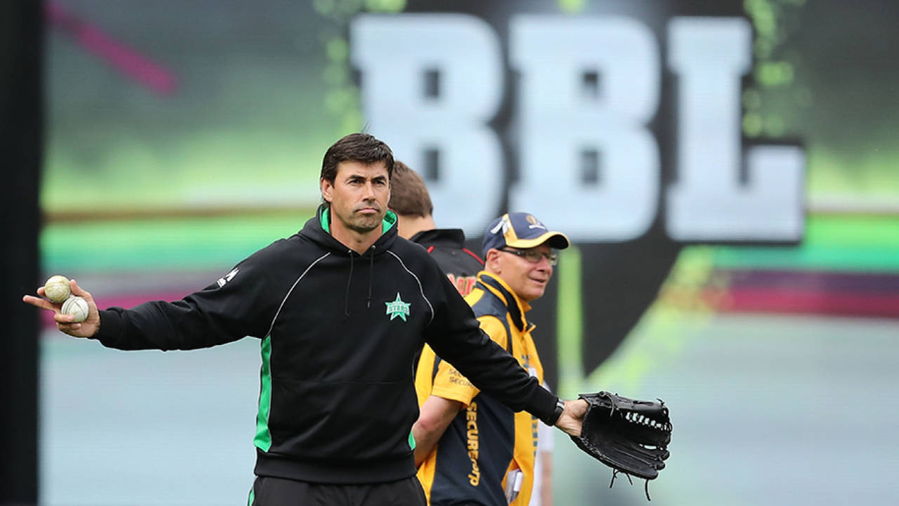 Stephen Fleming oversees a fielding drill before play, Melbourne Stars v Melbourne Renegades, Big Bash League 2016-17, Melbourne, January 1, 2017
