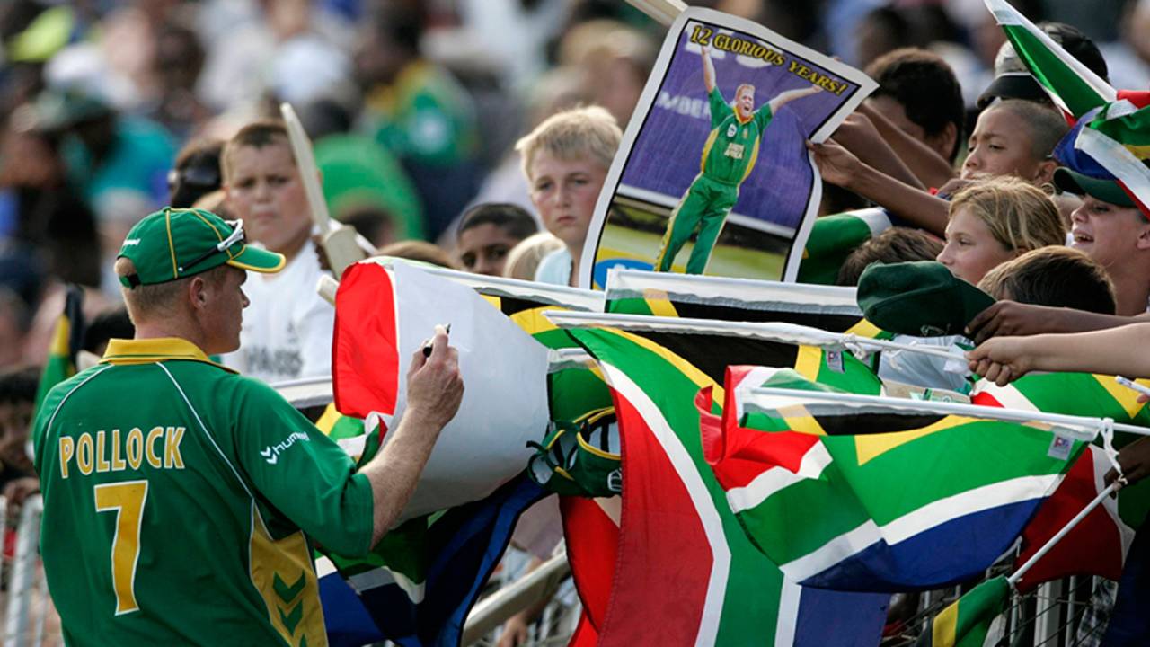 Shaun Pollock signs autographs, South Africa v West Indies, 4th ODI, Durban, February 1, 2008