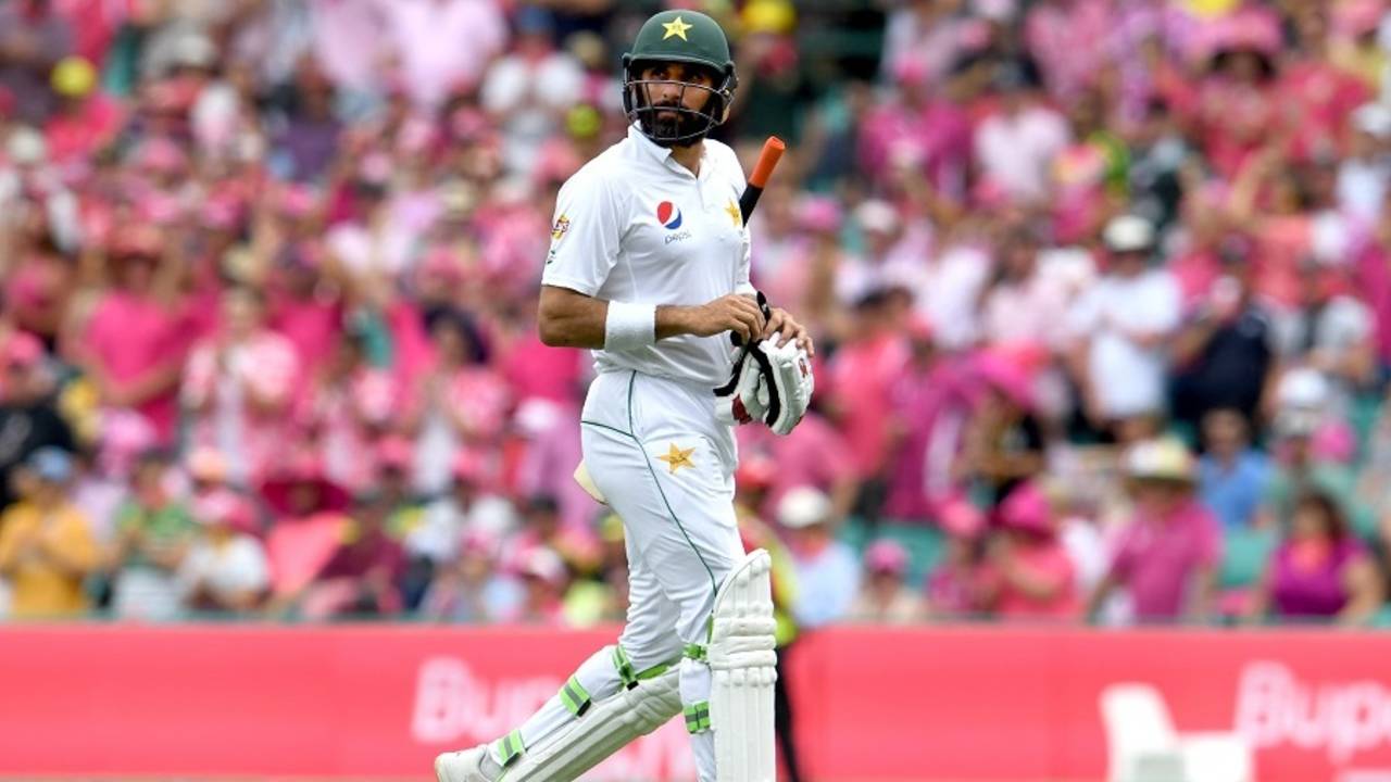 A dejected Misbah-ul-Haq leaves the field after holing out, Australia v Pakistan, 3rd Test, Sydney, 3rd day, January 5, 2017