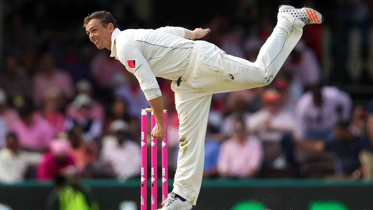 Steve O'Keefe twists his body into an awkward angle, Australia v Pakistan, 3rd Test, Sydney, 3rd day, January 5, 2017
