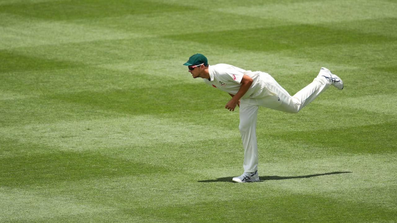 Josh Hazlewood stretches while fielding, Australia v Pakistan, 3rd Test, Sydney, 4th day, January 6, 2017