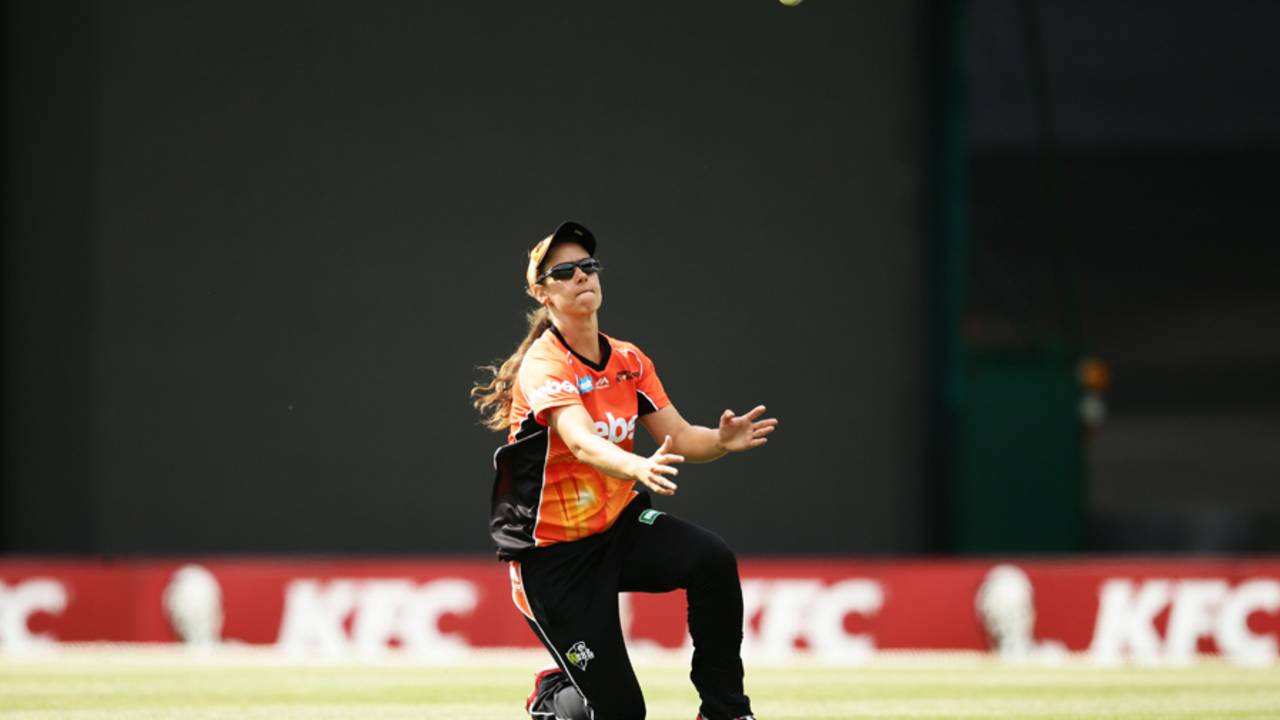 Katie Hartshorn attempts to take a catch, Sydney Sixers v Perth Scorchers, Women's Big Bash League 2016-17, Sydney, January 9, 2017