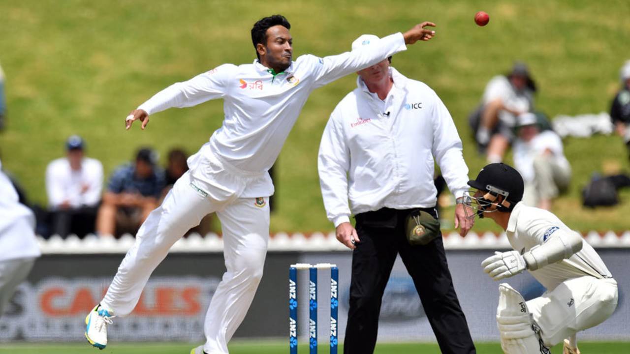 Shakib Al Hasan attempts to field off his own bowling, New Zealand v Bangladesh, 1st Test, Wellington, 4th day, January 15, 2017