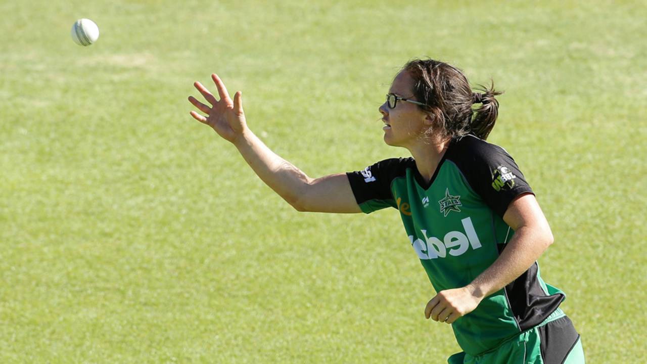 Emma Kearney receives the ball at the top of her mark, Melbourne Stars v Adelaide Strikers, Women's Big Bash League 2016-17, Perth, January 13, 2017