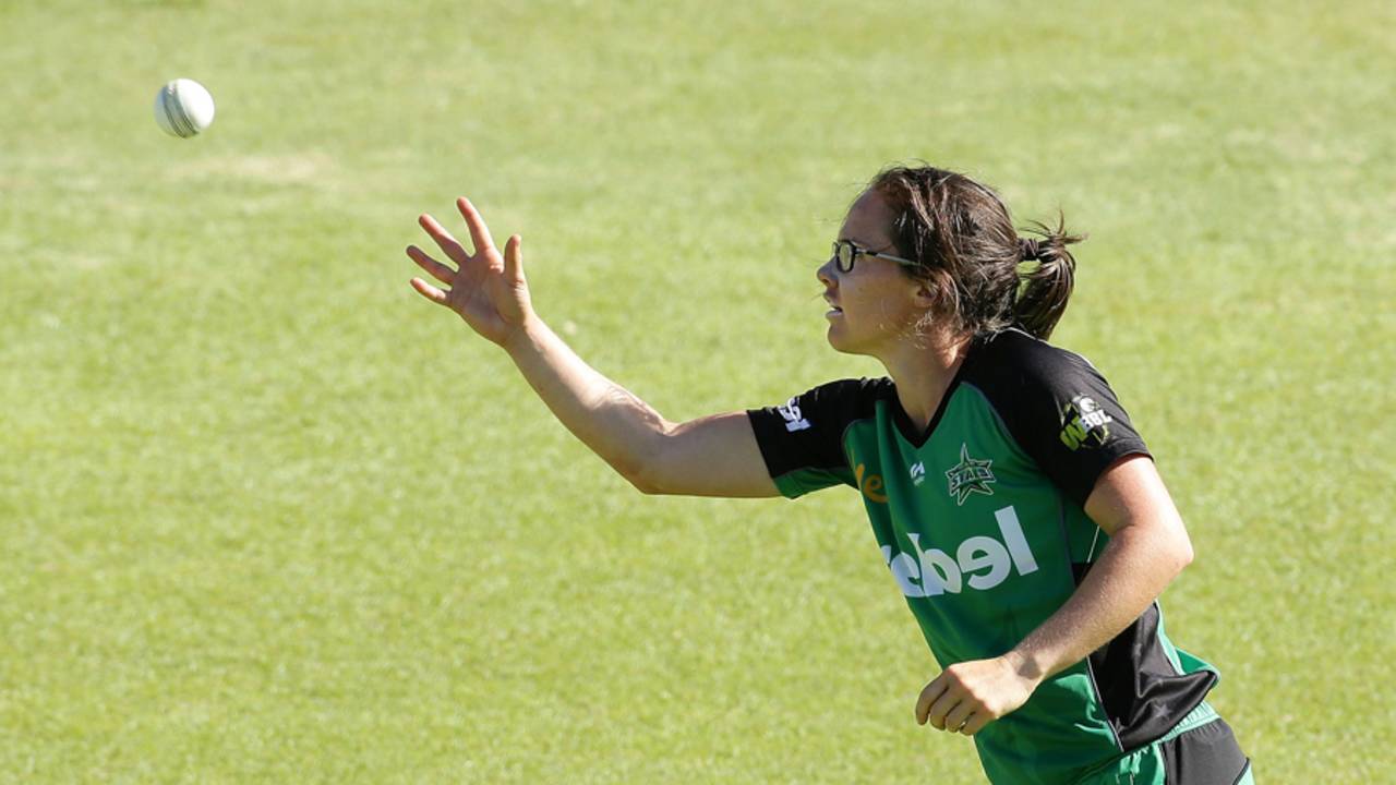 Emma Kearney receives the ball at the top of her mark, Melbourne Stars v Adelaide Strikers, Women's Big Bash League 2016-17, Perth, January 13, 2017