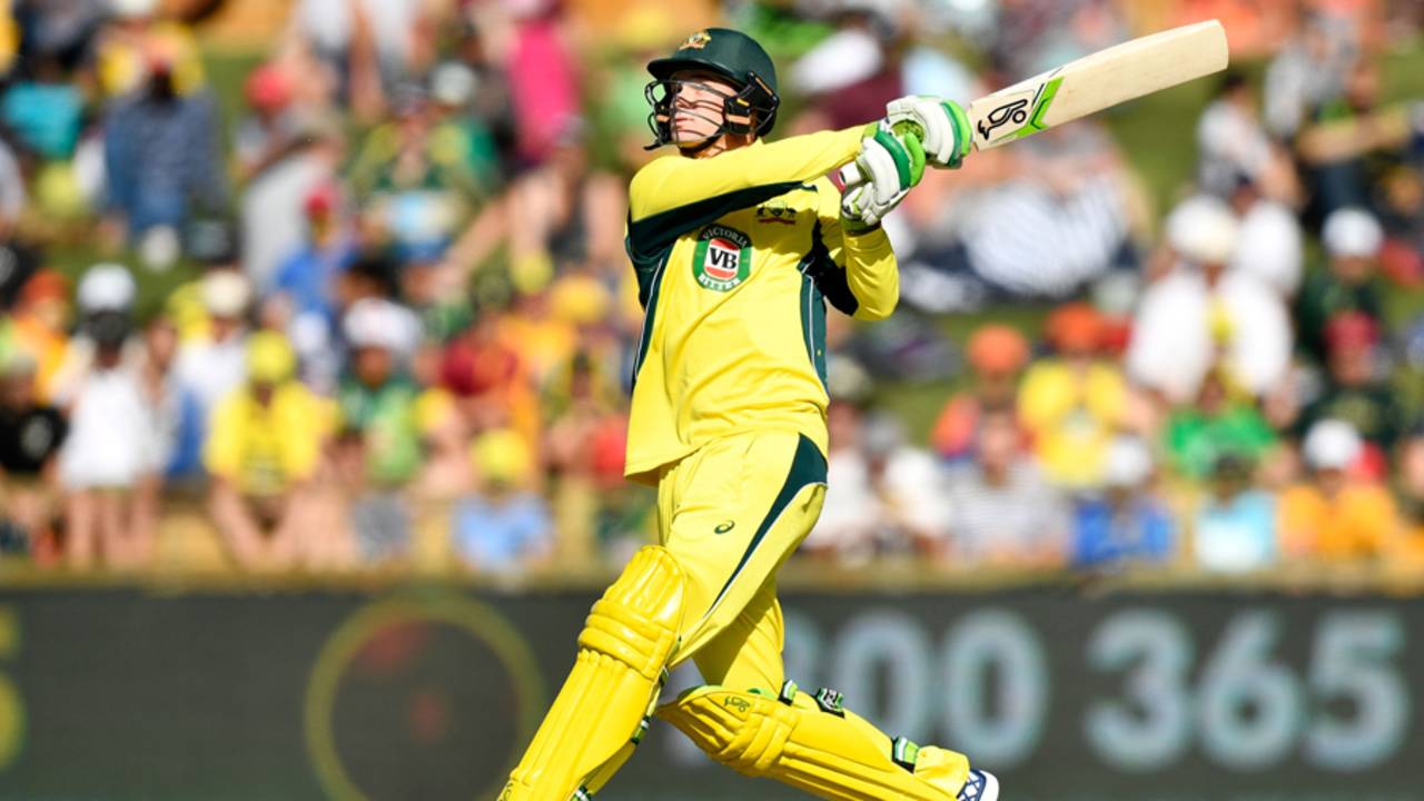 Peter Handscomb frees his arms and pulls a free hit high into the leg side, Australia v Pakistan, 3rd ODI, Perth, January 19, 2017