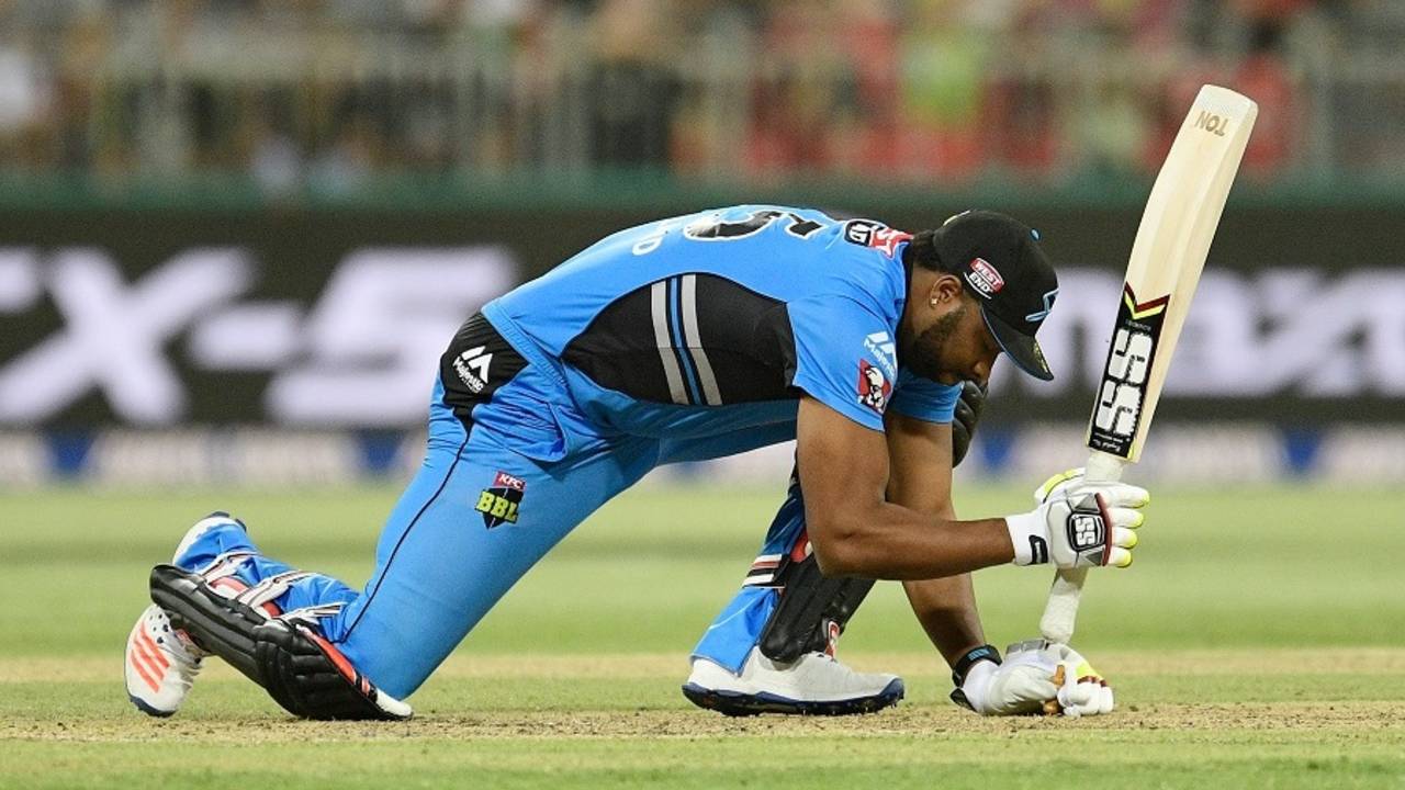Taking guard: Kieron Pollard does it the old West Indian way, Sydney Thunder v Adelaide Strikers, Big Bash League 2016-17, Sydney, January 18, 2017