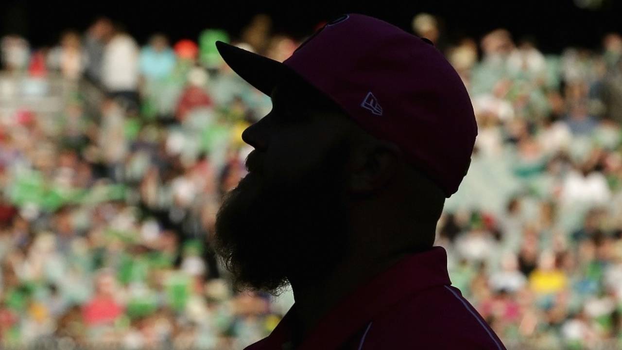 Doug Bollinger is silhouetted against the MCG crowd, Melbourne Stars v Sydney Sixers, BBL 2016-17, Melbourne, January 21, 2017